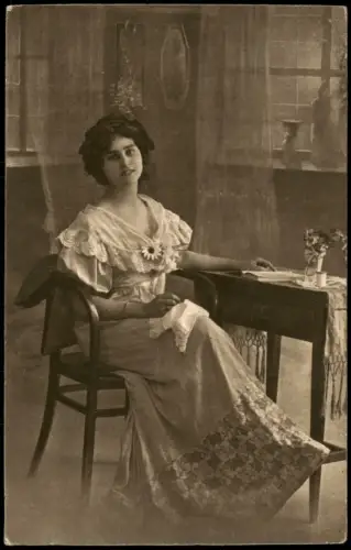 Menschen Soziales Leben Frau schöne Frau im Kleid am Schreibtisch 1912