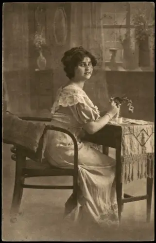Menschen Soziales Leben Frau schaut verträumt am Schreibtisch 1912