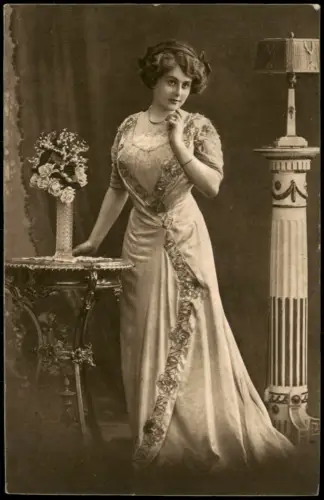 Ansichtskarte  Elegante Dame im Atelier 1912