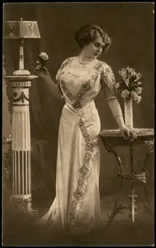 Ansichtskarte  Elegante Dame im Abendkleid mit Rose 1912