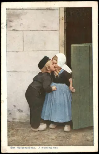 Postkaart .Niederlande Een morgenzoentje. A morning kiss. 1930