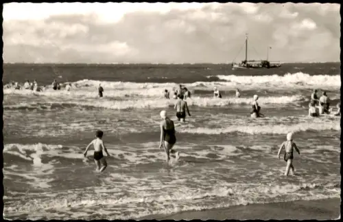 Ansichtskarte Norderney Strandszene mit Badegästen und Schiff 1956