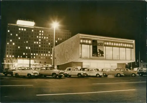 Ansichtskarte Berlin Karl-Marx-Allee Kino International bei Nacht 1965