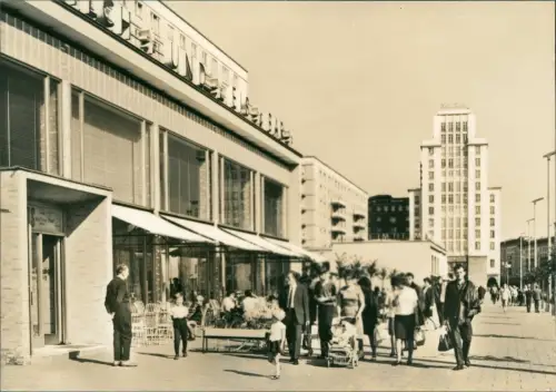 Ansichtskarte Berlin Karl-Marx-Allee belebt Bar und Restaurant Fotokarte 1966