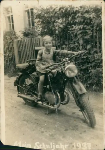 Ansichtskarte  Mädchen auf Motorrad Schuljahr 1937