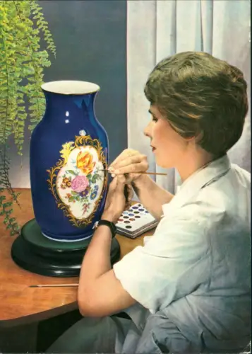 Ansichtskarte  Porzellan-Manufaktur: Junge Malerin an Vase 1965