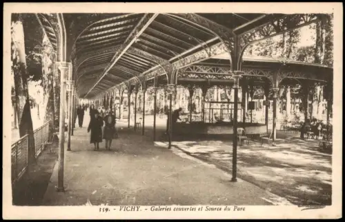 CPA Vichy Galeries couvertes et Source du Parc 1910