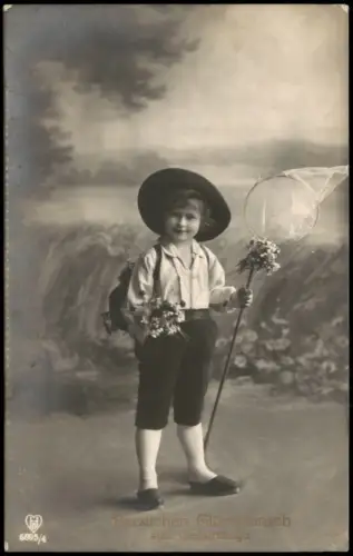 Glückwunschkarte zum Geburtstag: Kind mit Blumen und Schmetterlingsnetz 1910