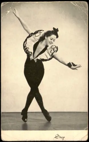 Foto  Tänzerin in Step-Pose 1945 Privatfoto