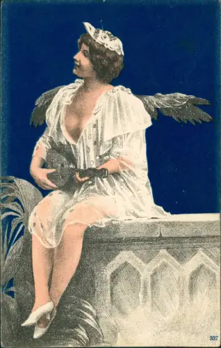 Ansichtskarte  Frau als Engel auf Mauer mit Klampfe 1918