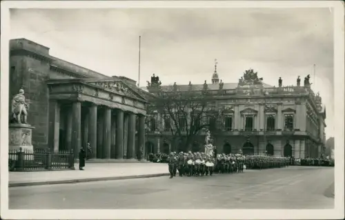 Ansichtskarte Berlin Ehrenmal mit aufziehender Wache 1941