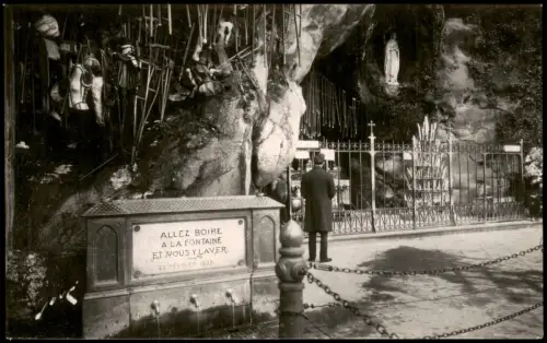 CPA Lourdes Lorda Grotte von Lourdes mit Quelle und Ex-Votos 1905