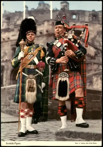 Edinburg Dùn Èideann Schottische Dudelsackpfeifer vor Edinburgh Castle 1978