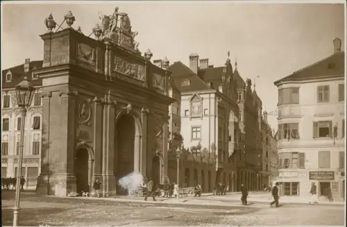 Innsbruck Triumphforte Seitenansicht mit Gasse - Fotokarte 1928 Foto