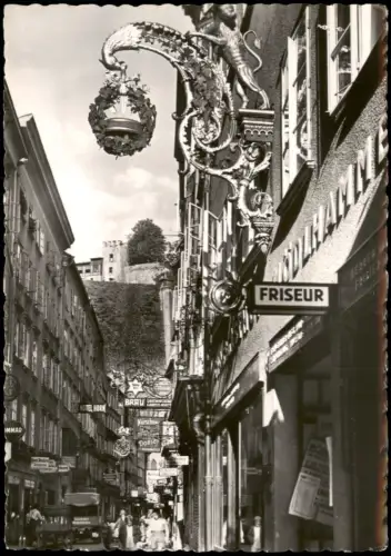 Salzburg Getreidegasse mit Zunftzeichen und Blick zur Festung 1955