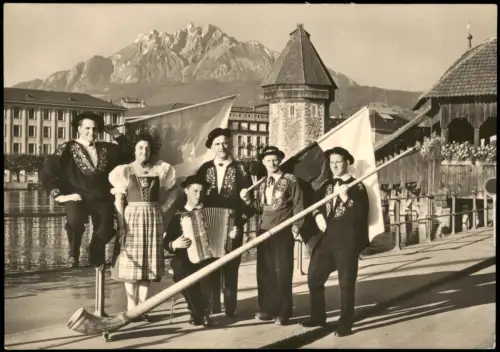 Luzern Lucerna Folklore-Gruppe vor Kapellbrücke und Pilatus 1960