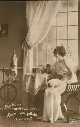 Fotokunst schöne Frau am Tisch Spinnrad Es ist schön zu leben 1916