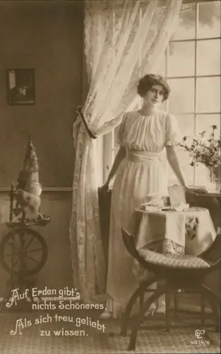 Fotokunst schöne Frau  am Tisch Spinnrad Auf Erden gibts nichts schöneres 1916