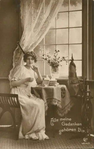 Fotokunst schöne Frau am Tisch Spinnrad Alle meine Gedanken 1916