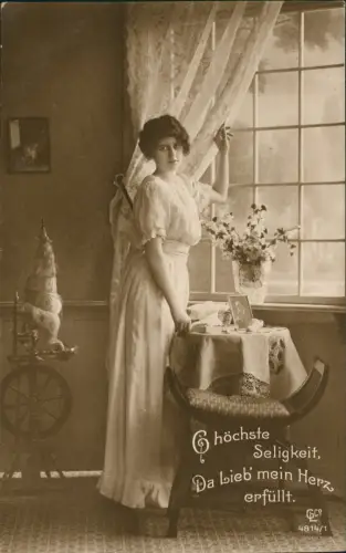 Fotokunst schöne Frau am Tisch Spinnrad Höchste Seligkeit 1916