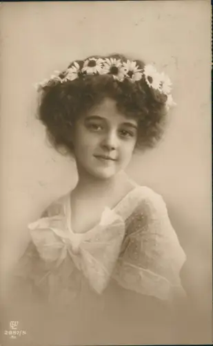 Ansichtskarte  Fotokunst lächelendes Mädchen mit Kamillenkranz im Haar 1911