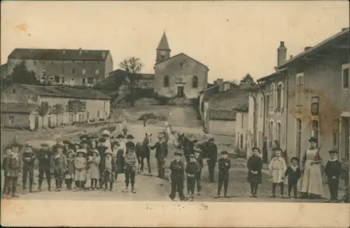 CPA .Frankreich Dorfpartie mit Ortsbewohnern 1916  gel. Feldpoststempel