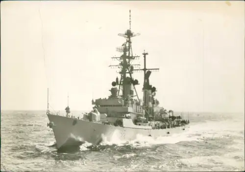 Ansichtskarte  Lenkwaffenzerstörer Mölders Schiff Kriegsschiff Marine 1970