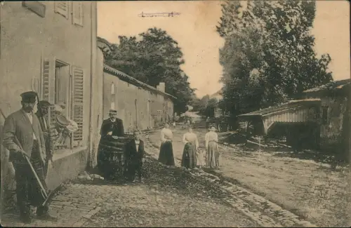 CPA .Frankreich Dorfstraße mit Bewohnern 1916  gel. div. Feldpoststempel WK1