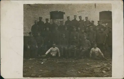 Ansichtskarte  Soldatengruppe in Stallung WK1 1917   gel. Feldpoststempel
