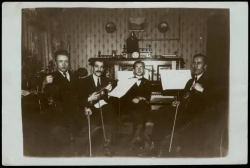 Frühe Fotokunst Männer-Gruppe mit Musik-Instrumenten Musikanten 1910 Privatfoto