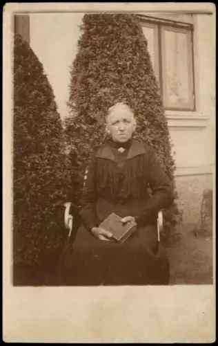 Soziales Leben Frühe Fotokunst ältere Frau im Stuhl vor Haus 1910 Privatfoto