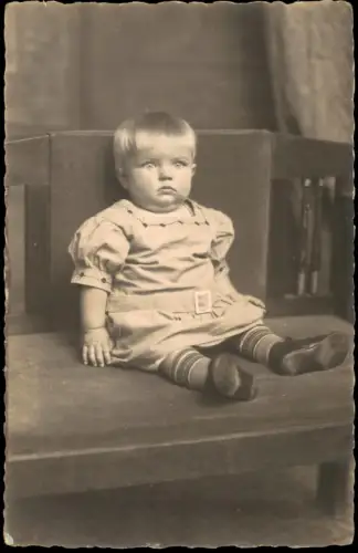 Menschen Soziales Leben Frühe Fotokunst Kind böse dreinschauend 1920 Privatfoto