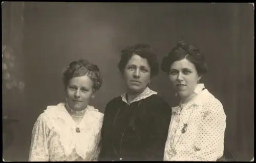 Menschen Soziales Leben Frühe Fotokunst 3 posierende Frauen 1910 Privatfoto