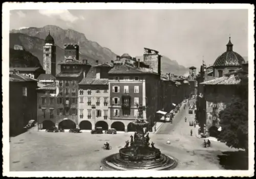 Trient Trento Piazza Cesare Battisti mit Neptunbrunnen und Via Belenzani 1955
