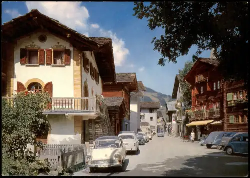 Ansichtskarte Evolène Dorfstraße mit historischen Automobilen, Evolène 1965