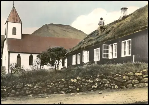Postcard Kvívík Dorfkirche und Pfarrhof mit Grasdach-Mahd 1960