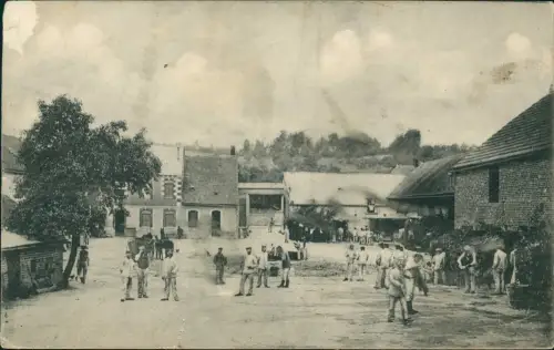 CPA .Frankreich Soldaten im Dorf 1915  gel. Feldpoststempel WK1