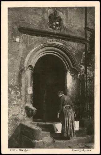 Meißen Alt Meißen Burglehntor Frau mit Wassereimer am Eingang 1920