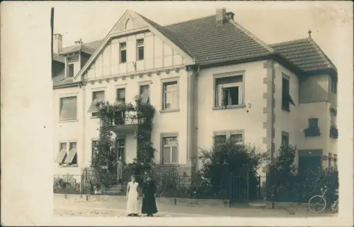 Ansichtskarte  Hausfassaden Privataufnahme Frauen vor Gründerzeithaus 1918