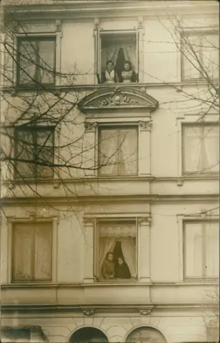 Ansichtskarte  Hausfassaden Privataufnahme mit Menschen Frauen 1918