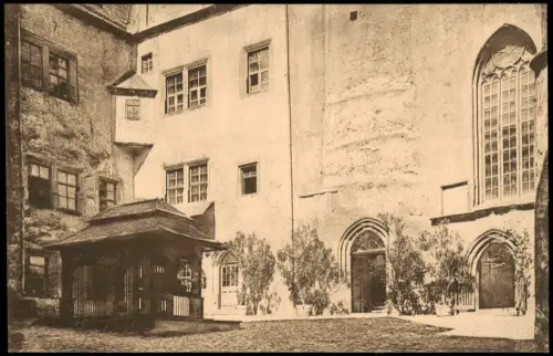 Ansichtskarte Rochsburg-Lunzenau Schloßhof mit dem alten Ziehbrunnen 1908