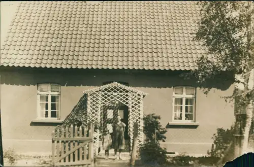 Ansichtskarte  Hausfassade Privataufnahme Einfamilienhaus Mutter Kind 1928