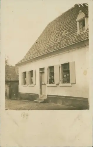 Hausfassade Einfamilienhaus Bewohner schauen aus dem Fenster 1924