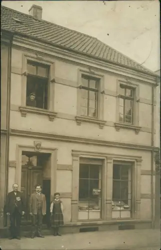 Borbeck-Essen (Ruhr) Familie vor Gründerzeithaus mit Schaufenster 1910