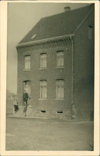 Foto  Großes Backsteinziegelhaus mit Familie 1940 Privatfoto