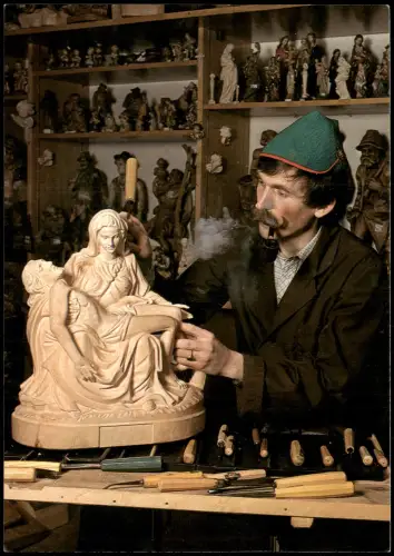 Ischgl Kunstschnitzermeister Josef Zauser bei der Arbeit an einer Pietà 1975