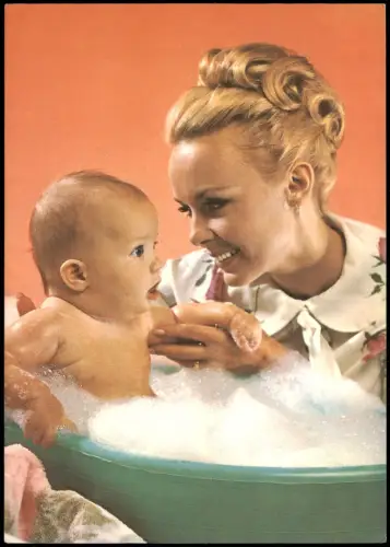 Ansichtskarte München Mutter badet ihr Kind 1970