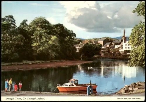 Postcard Donegal Ortsansicht mit Flusslauf und Motorboot 1975