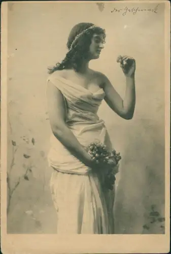 Menschen Soziales Leben Erotik Frau im Gewand Weintrauben lassiv 1916
