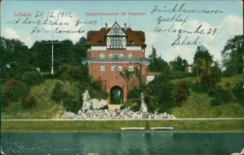 Ansichtskarte Lübeck Navigationsschule mit Kaisertor. 1911